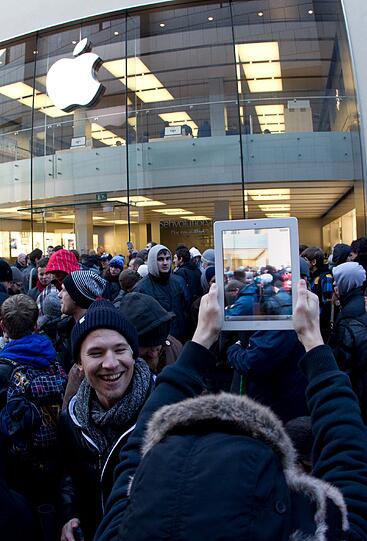 Rund 400 Menschen drängten am Morgen auf den Münchner Apple-Store, um ein neues iPad zu ergattern.