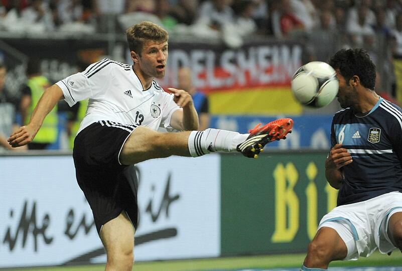 THOMAS MÜLLER: Note 4. Steckte früh ein Sosa-Foul ein, bekam einen Blattschuss von Boateng &ndash; und war Leidtragender von Zielers Rot. Musste vorzeitig duschen.