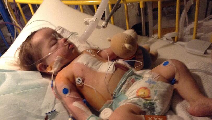 Der kleine Luca hat schon viel mitmachen müssen und eine OP steht ihm noch bevor. Aber die bisherigen Eingriffe hat er gut überstanden. Der kleine Luca hat schon viel mitmachen müssen und eine OP steht ihm noch bevor. Aber die bisherigen Eingriffe hat er gut überstanden.