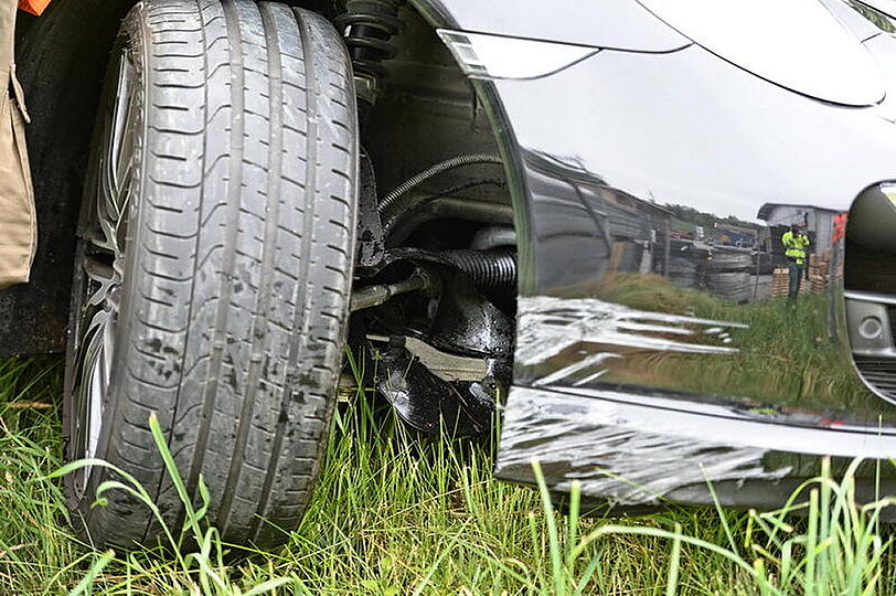 Nach dem Ausflug auf eine Begrenzungsmauer aus Naturstein musste der Porsche der Frau auf einen Auto-Lkw verfrachtet werden.