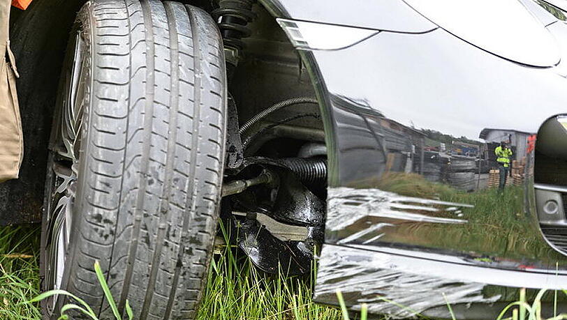Nach dem Ausflug auf eine Begrenzungsmauer aus Naturstein musste der Porsche der Frau auf einen Auto-Lkw verfrachtet werden. Nach dem Ausflug auf eine Begrenzungsmauer aus Naturstein musste der Porsche der Frau auf einen Auto-Lkw verfrachtet werden.