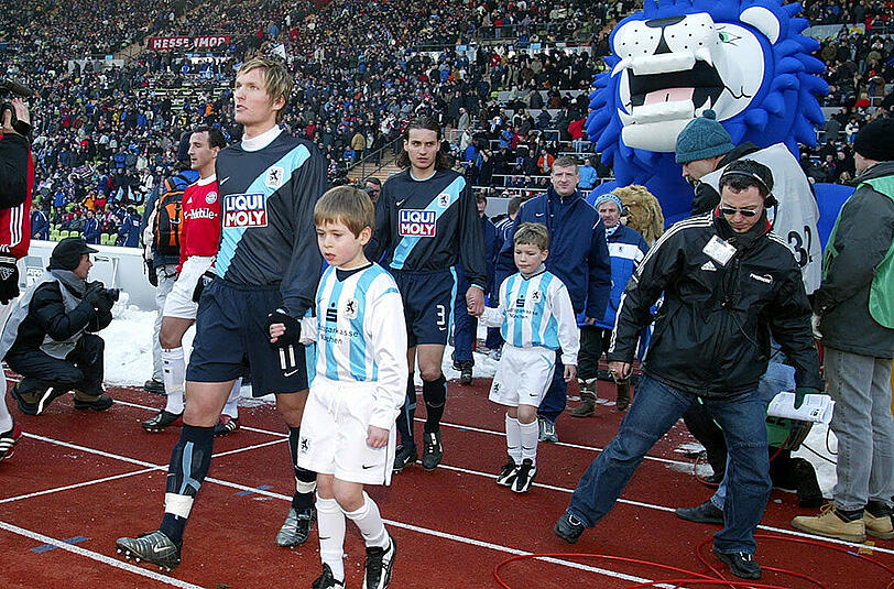 Münchner Derby TSV 1860 München gegen FC Bayern München am 15.02.2003. Die Bilder.