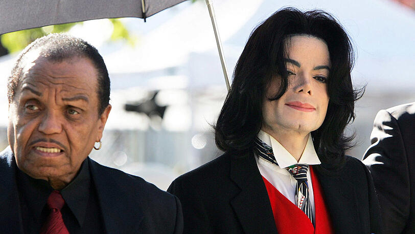 Joe und Michael Jackson im April 2005.