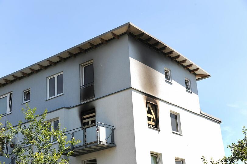 Dramatischer Einsatz, die Wohnung in dem Mehrfamilienhaus ist ausgebrannt.
