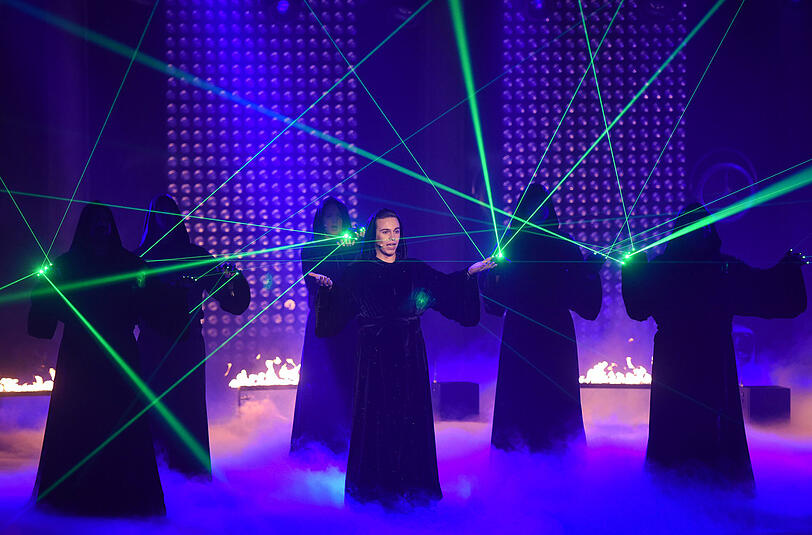 Die Gruppe Gregorian bot bei ihm Auftritt ein effektvolle Show.