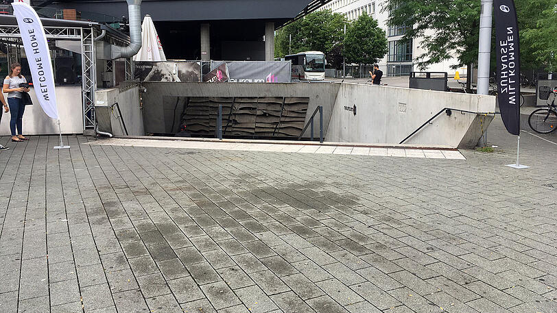 Vor der Treppe zum Neuraum sind noch die Spuren der schweren Messerstecherei erkennbar.