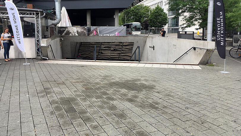 Vor der Treppe zum Neuraum sind noch die Spuren der schweren Messerstecherei erkennbar. Vor der Treppe zum Neuraum sind noch die Spuren der schweren Messerstecherei erkennbar.