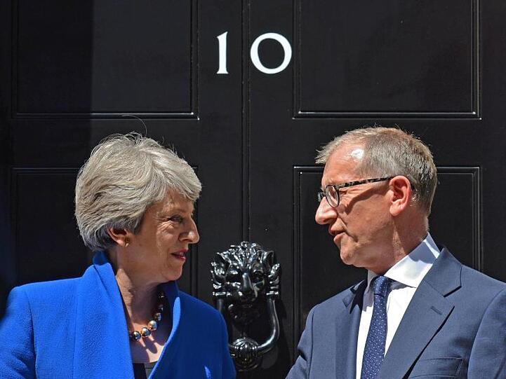 Theresa May und ihr Mann Philip verlassen die 10 Downing Street.