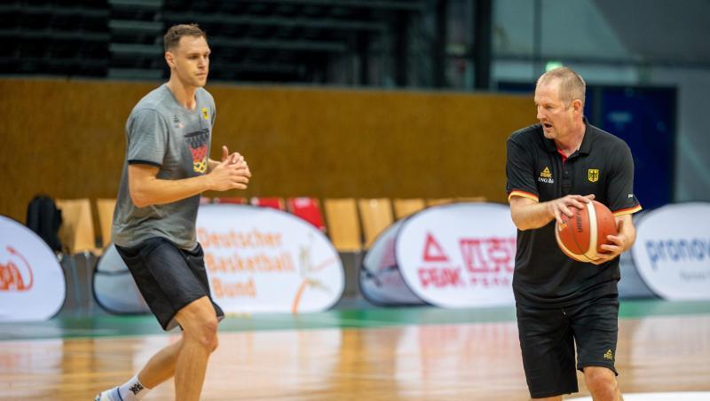 Vorbereitung auf Tokio: Johannes Voigtmann (l) und Basketball-Bundestrainer Henrik Rödl.