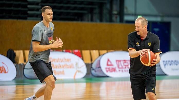 Vorbereitung auf Tokio: Johannes Voigtmann (l) und Basketball-Bundestrainer Henrik Rödl.
