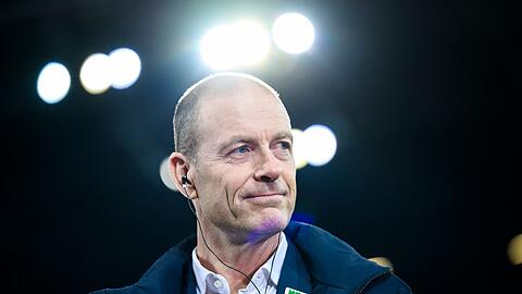 Augsburgs Trainer Jess Thorup steht vor dem Spiel im Stadion.