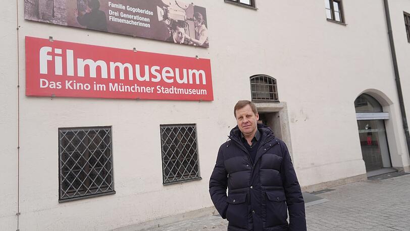 Jens-Carsten Schermer vor dem Stadtcafé neben dem Filmmusuem. Er würde den Betrieb gerne schnell wieder eröffnen.