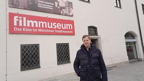 Jens-Carsten Schermer vor dem Stadtcafé neben dem Filmmusuem. Er würde den Betrieb gerne schnell wieder eröffnen.