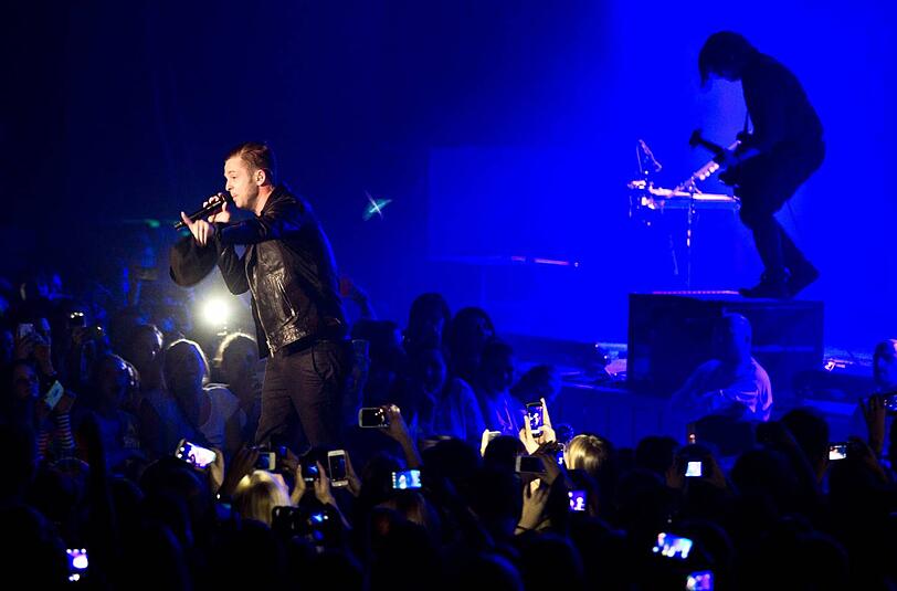 Der Sänger der US-amerikanischen Band One  Ryan Tedder (l).