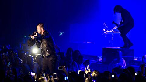 Der Sänger der US-amerikanischen Band One  Ryan Tedder (l).