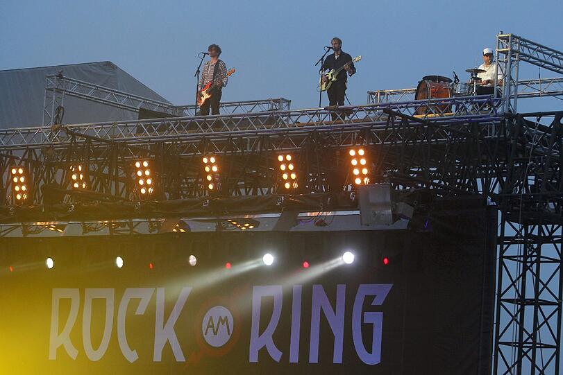 Die Sportfreunde Stiller auf dem Dach der Hauptbühne des Festivals "Rock am Ring". Foto: Thomas Frey