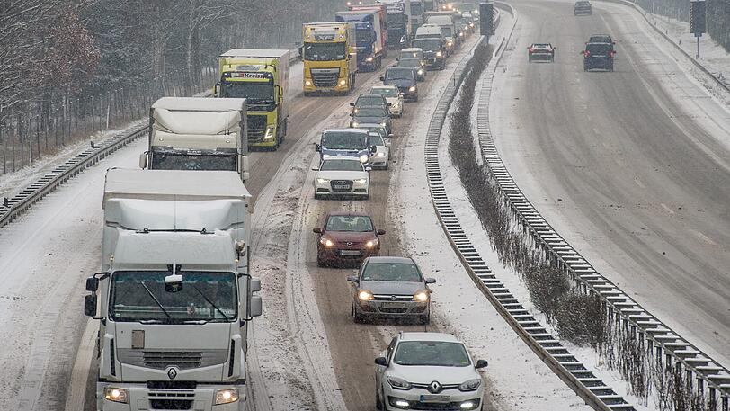 Der erste Schneefall führte zu Staus und einigen Unfällen. (Archivbild)