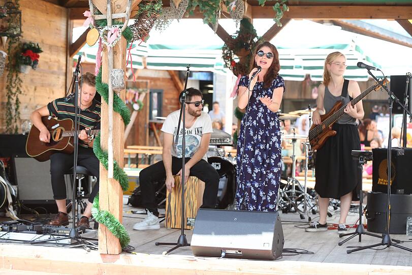 Akkustisches Schmankerl: Zwischen den Grill-Sessions sorgte die Münchner Band "Mola" für musikalische Unterhaltung.