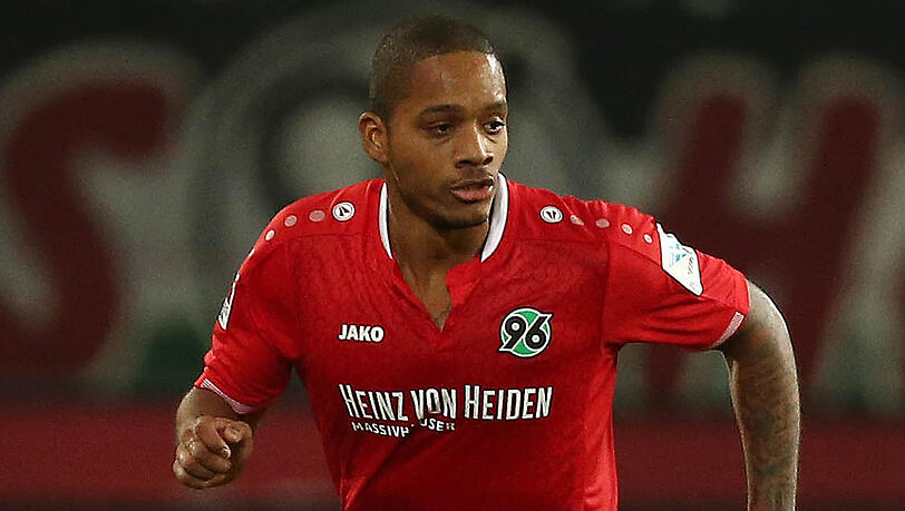 Der gebürtige Niederländer Charlison Benschop ist seit 2015 für Hannover 96 aktiv und wurde bei den Niedersachsen vor dem letzten Saisonheimspiel gegen Hertha BSC bereits verabschiedet. Für Hannover war er in 18 Ligaspielen zweimal erfolgreich. Der gebürtige Niederländer Charlison Benschop ist seit 2015 für Hannover 96 aktiv und wurde bei den Niedersachsen vor dem letzten Saisonheimspiel gegen Hertha BSC bereits verabschiedet. Für Hannover war er in 18 Ligaspielen zweimal erfolgreich.