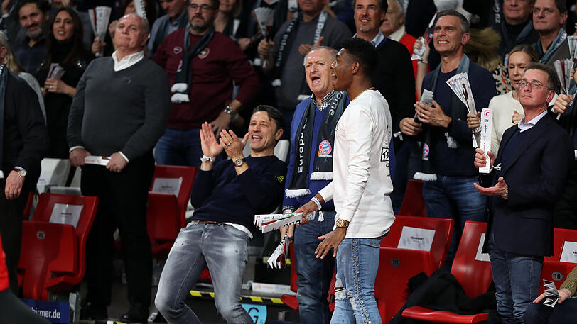 Niko Kovac (l.), Bruno Kovacevic, Chef-Chauffeur des FC Bayern (m.) und David Alaba.