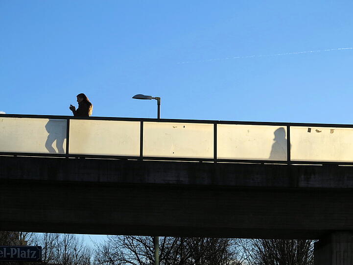 Interessante Schattenspiele: Fußgänger und Radler auf der Neuperlacher Sonnenbrücke.