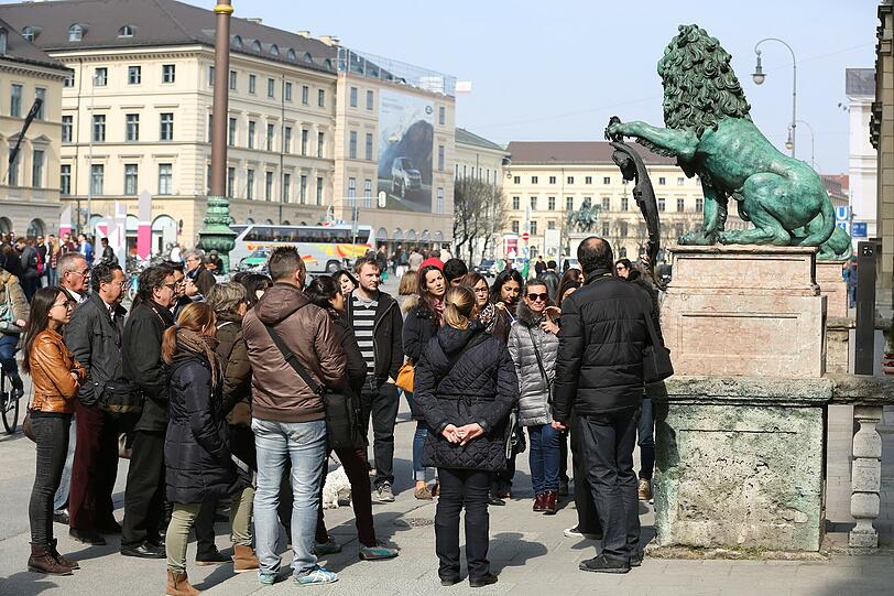 Täglich versammeln sich Menschentrauben vor den insgesamt vier Löwen und nehmen sich ein paar Glücksgefühle mit in den Tag.