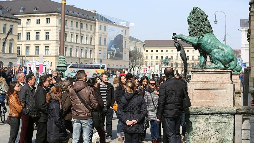 Täglich versammeln sich Menschentrauben vor den insgesamt vier Löwen und nehmen sich ein paar Glücksgefühle mit in den Tag. Täglich versammeln sich Menschentrauben vor den insgesamt vier Löwen und nehmen sich ein paar Glücksgefühle mit in den Tag.