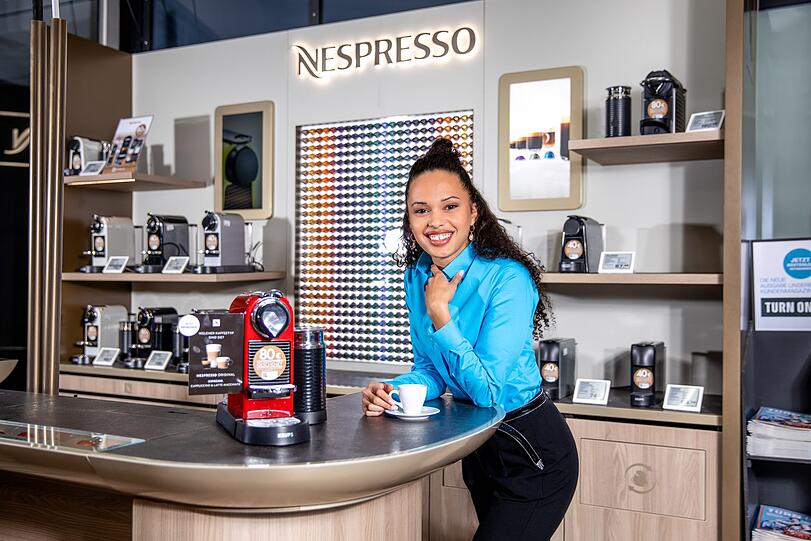 An der Nespresso-Bar machte Sophia die beste Figur: "Ich trinke leidenschaftlich gerne Kaffee. In der Arbeit haben wir eine Nespresso-Maschine, die finde ich unheimlich praktisch. Von daher konnte ich mich beim Shooting gut mit der Situation identifizieren. Nespresso und Modeln passt meiner Meinung nach gut zusammen, da die Marke mit ihren schicken Designs eine ganz besondere Eleganz verkörpert. Außerdem sind auch Stars wie George Clooney Nespresso-Testimonials."