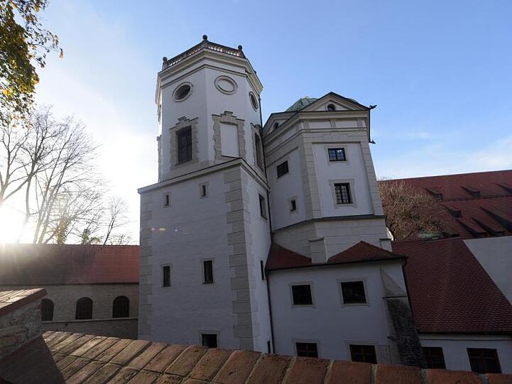 Die historischen Wassertürme stehen in der Herbstsonne. Die Unesco hat das Wassermanagement-System in Augsburg (Bayern) als Weltkulturerbe anerkannt.
