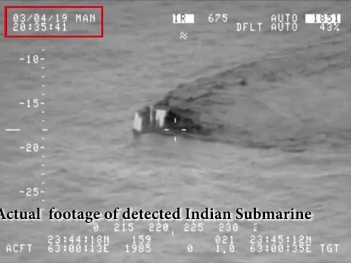 Der vom pakistanischen Militär zur Verfügung gestellte Videoausschnitt zeigt ein mutmaßlich indisches U-Boot, das sich den pakistanischen Hoheitsgewässern im Arabischen Meer nähert.