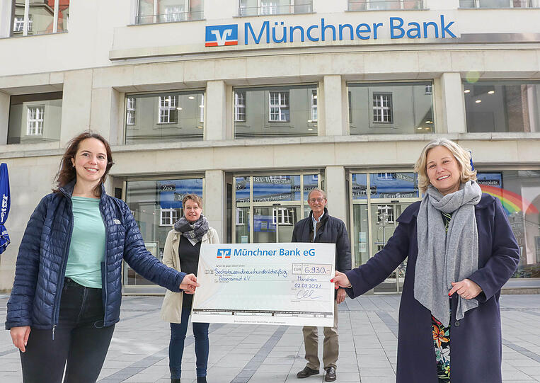 Sandra Bindler vor dem Stammhaus ihrer Bank mit Karen Stumpenhusen, Dr. Corinna Eichelser und Prof. Dr. Wolfgang Hiddemann von lebensmut e.V.