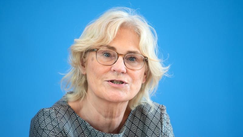 Justizministerin Lambrecht fordert von den Ländern, die Verhältnismäßigkeit der Maskenpflicht zu prüfen.