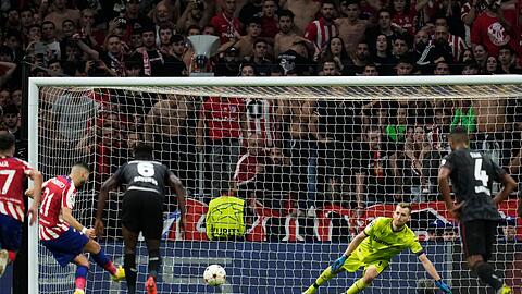 Richtiges Eck: Bayer-Keeper Lukas Hradecky pariert gegen Madrids Yannick Carrasco (2.v.l).