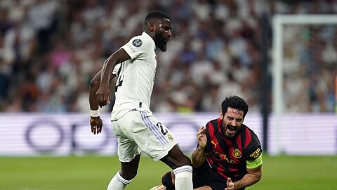 Antonio Rüdiger (l) muss im Halbfinal-Rückspiel gegen Nationalmannschaftskollegen Ilkay Gündogan zunächst mit der Bank Vorlieb nehmen.