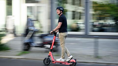 In Berlin erlaubt, in Paris hat die Stadtverwaltung E-Scooter grundsätzlich verboten.