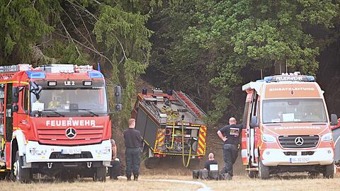 Die Feuerwehr ist beim Waldbrand im Einsatz.