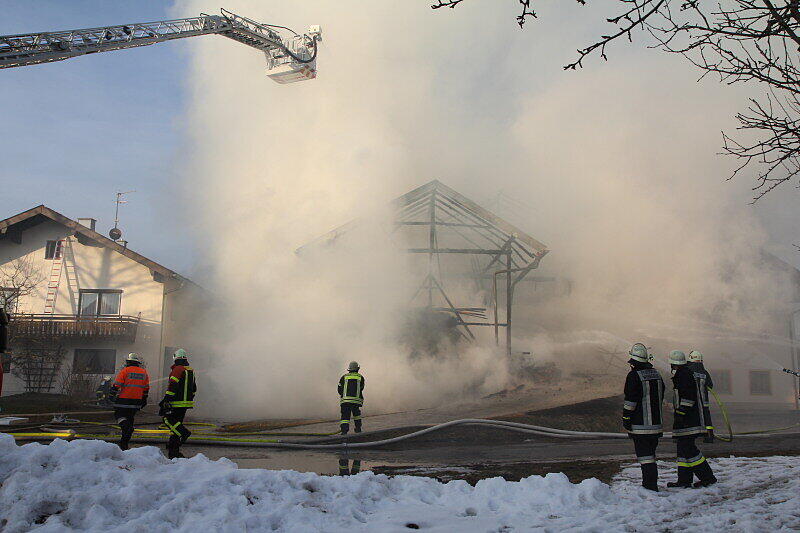 Am Nachmittag wurde die Feuerwehr zu einem Brand eines Bauernhofes mitten in St. Leonhard, Gemeinde Wonneberg gerufen. Bei dem Brand wurden drei Personen verletzt. Da das Löschwasser knapp war, mussten Leitungen über einen Kilometer lang verlegt werden.