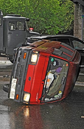 Ein Kleinbus ist in der Albert-Roßhhaupter-Straße umgestürzt. Die Feuerwehr stellte das Auto wieder auf die Räder.