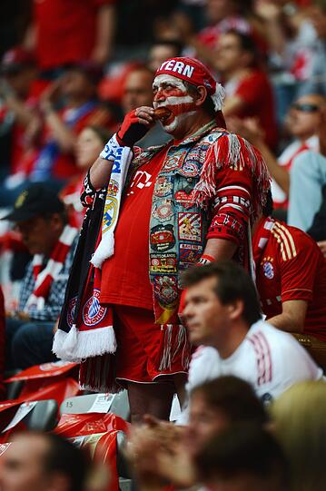 Ein Abend der emotionalen Achterbahnfahrt - mit dem brutalen Absturz aus einem ach so schönen Traum. So hofften, bangten, jubelten - und weinten die Fans des FC Bayern.