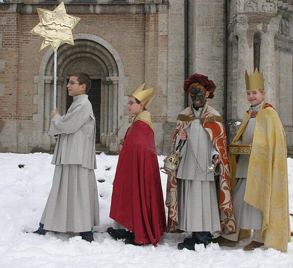Verkleidet als Sternsinger ziehen bald wieder Kinder und Jugendliche von Haus zu Haus &ndash; um Spenden zu sammeln.