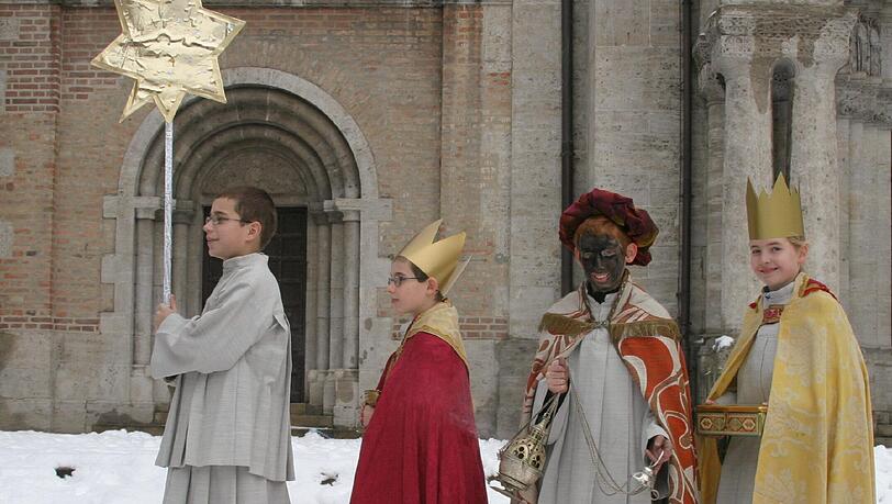Verkleidet als Sternsinger ziehen bald wieder Kinder und Jugendliche von Haus zu Haus – um Spenden zu sammeln. Verkleidet als Sternsinger ziehen bald wieder Kinder und Jugendliche von Haus zu Haus – um Spenden zu sammeln.