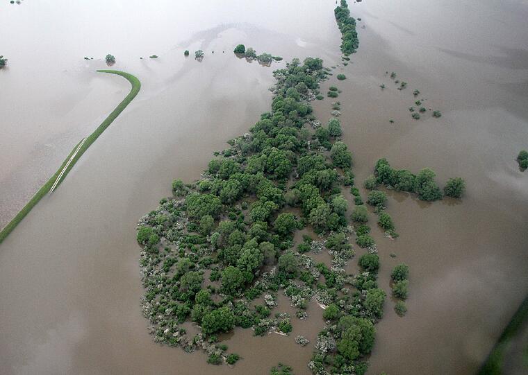Das Becken dient dem Hochwasserschutz des Leinetals in Südniedersachsen und ist das größte in Niedersachsen.