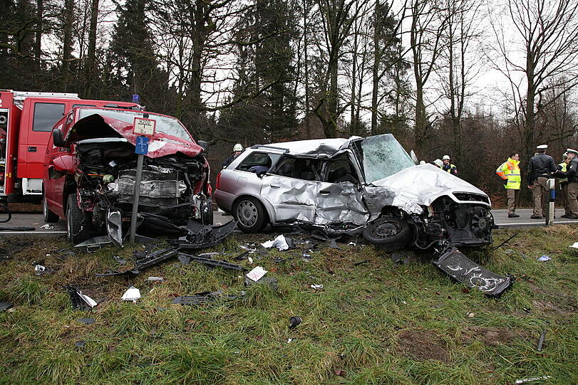 Auf der Staatsstraße 2359 krachten zwei Autos ineinander. Die Bilder vom Unfallort.