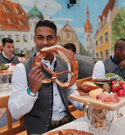 Abstecher vom frustrierenden Zweitliga-Alltag zur Wiesn: Die Löwen-Profis in bester Laune...