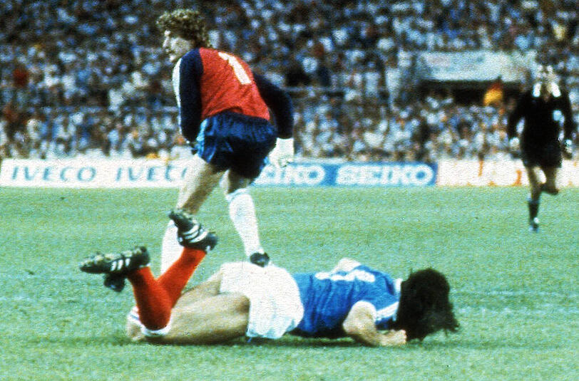 Im Elfmeterschießen setzte sich die DFB-Elf mit 5:4 durch, obwohl Ulli Stielike verschossen hatte. Die rüde Attacke des deutschen Torwarts Toni Schumacher nach knapp einer Stunden Spielzeit gegen Patrick Battiston erregt noch heute die französischen Gemüter. Mit voller Wucht sprang der "kölsche Tünn" dem Franzosen mit der Hüfte gegen den Kopf. Battiston erlitt einen angebrochenen Halswirbel, eine Gehirnerschütterung und büßte zwei Zähne ein. "Wenn es nur das ist, zahle ich ihm die Jacketkronen", meinte Schumacher hinterher zynisch, als er von ausgeschlagenen Zähnen erfuhr. Für Frankreich ist die Niederlage von Sevilla immer noch ein riesengroßes Trauma.