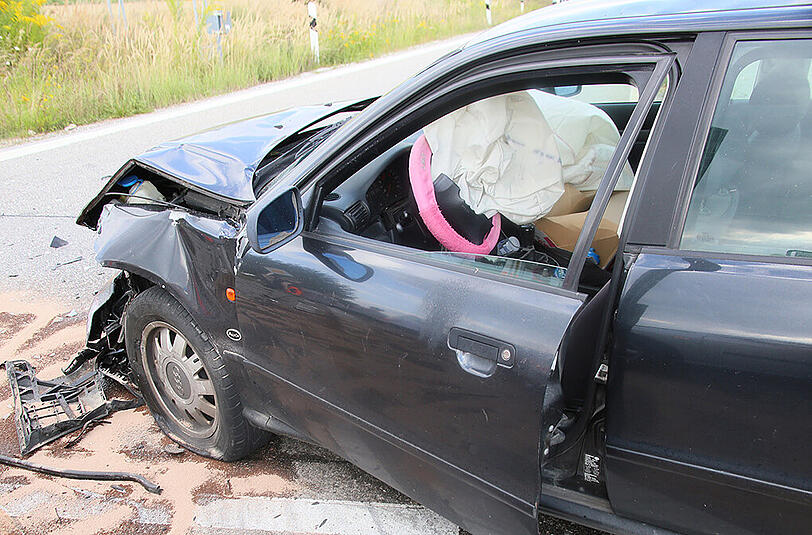 Die Vorseiten beider Autos sind komplett demoliert. Ein 18-jähriger Fahranfänger hatte beim Abbiegen den Gegenverkehr übersehen. Die Bilder.