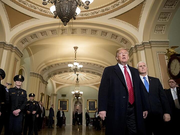 US-Präsident Donald Trump und sein Vize Mike Pence im Kapitol. Trump bezeichnetet ein Treffen mit Vertretern der Demokraten über die Finanzierung einer Grenzmauer zu Mexiko als "totale Zeitverschwendung".