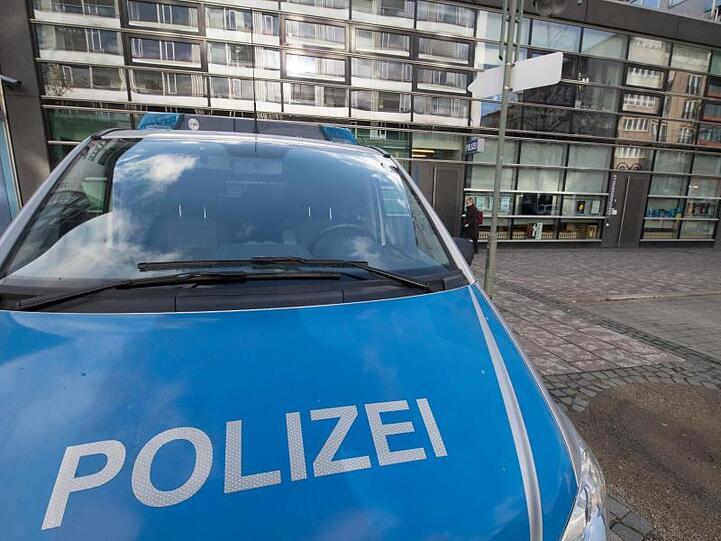 Ein Polizeifahrzeug steht vor dem 1. Polizeirevier auf der Zeil.