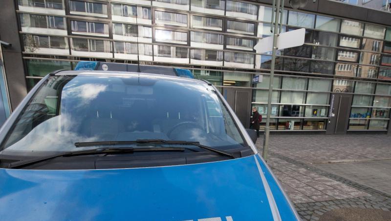 Ein Polizeifahrzeug steht vor dem 1. Polizeirevier auf der Zeil. Ein Polizeifahrzeug steht vor dem 1. Polizeirevier auf der Zeil.