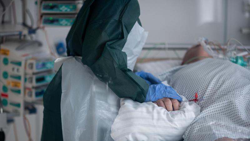 Eine Mitarbeiterin der Pflege betreut einen Covid-Patienten im nordrhein-westfälischen Essen. Die Gesamtzahl der nachgewiesenen Corona-Infektionen in Deutschland hat die Fünf-Millionen-Marke überschritten.